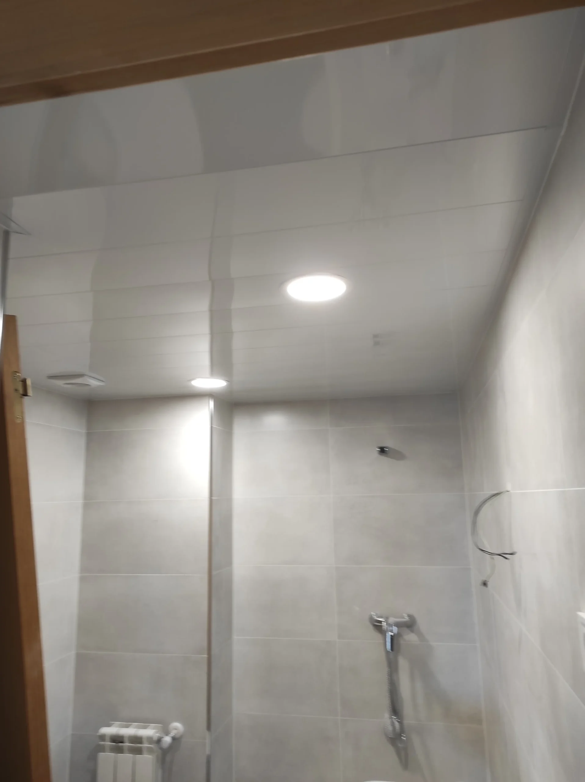 falso techo iluminacion led para baños